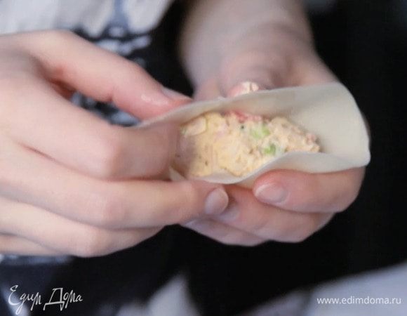 Смазываем края водой и слепляем пельмень.