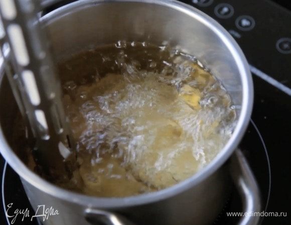Разогреваем масло для фритюра до 160-180°С. Обжариваем во фритюре до золотистого цвета.