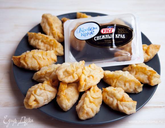 Подаем просто так или с соусом на выбор. Идеальнее всего соус чили или что-то солeно-кислое, так как начинка получается сладковатая.