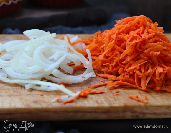 Натереть на крупной или корейской терке морковь. Лук порезать полукольцами.