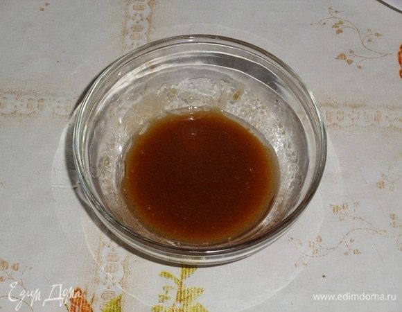 Взбиваем смесь. Заправка для салата готова.