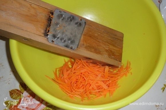В глубокую чашку натираем на терке морковь. Я использовала терку для приготовления «моркови по-корейски».