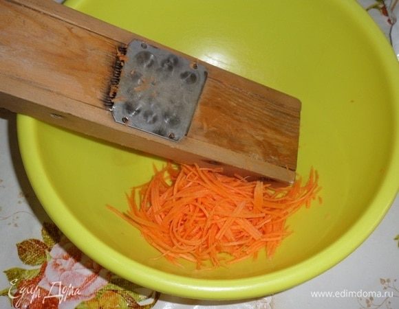 В глубокую чашку натираем на терке морковь. Я использовала терку для приготовления «моркови по-корейски».