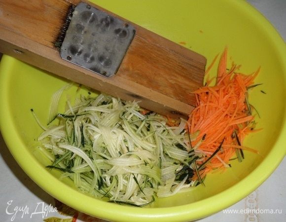 Сюда натираем на терке кабачок.