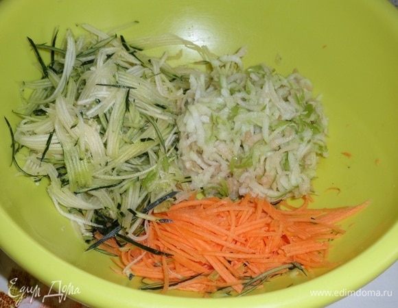 Добавляем натертое на терке яблоко.