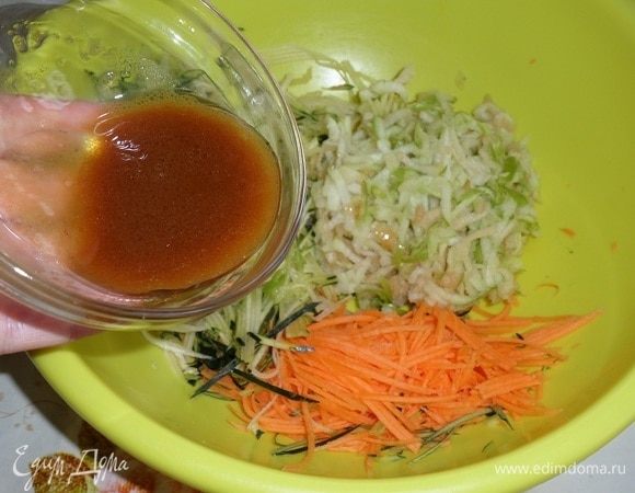 В чашку добавляем приготовленную заправку. 