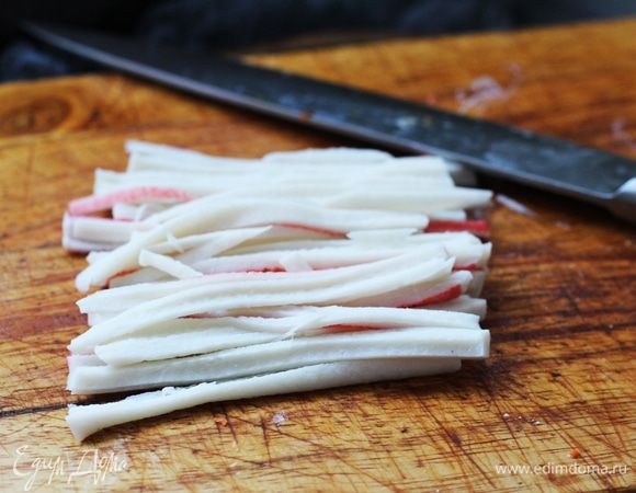 Крабовые палочки ТМ VICI порезать вдоль длинной (во всю палочку) нарезкой жюльен.