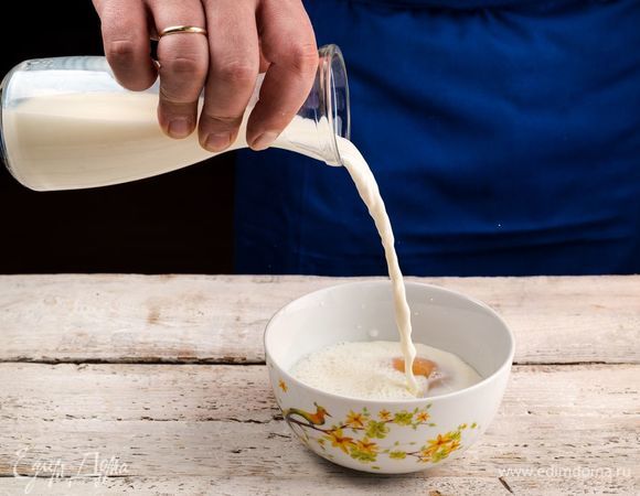 Приготовьте заливку для запеканки. В емкости смешайте яйца, молоко и специи. Слегка взболтайте.  
