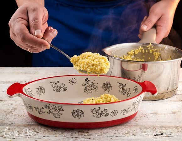 Форму для запекания предварительно смажьте оливковым маслом и выложите слой пшена.
