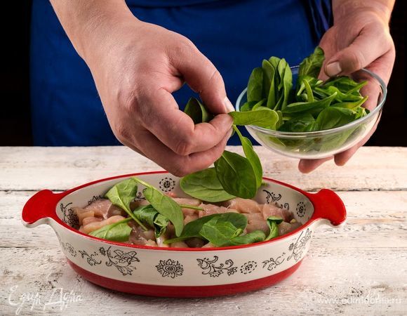 Потом выложите слой шпината.