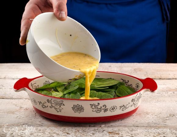 Залейте запеканку молочно-яичной смесью.
