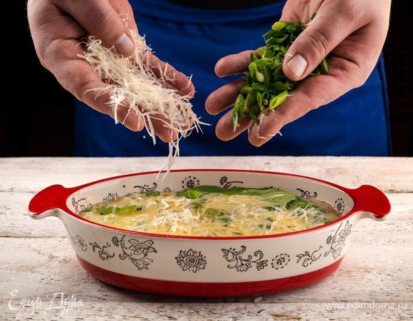 Посыпьте натертым сыром и луком. 