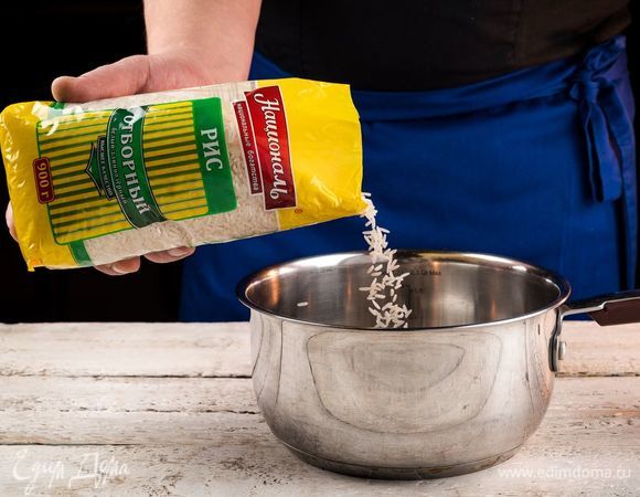 Пока жарится лук, отварите рис «Отборный» ТМ «Националь» до полуготовности.

