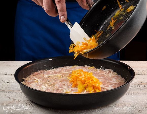 Готовую поджарку выложите ровным слоем на основу запеканки.
