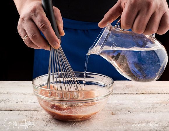 В отдельной емкости смешайте сметану, воду, томатную пасту и специи.
