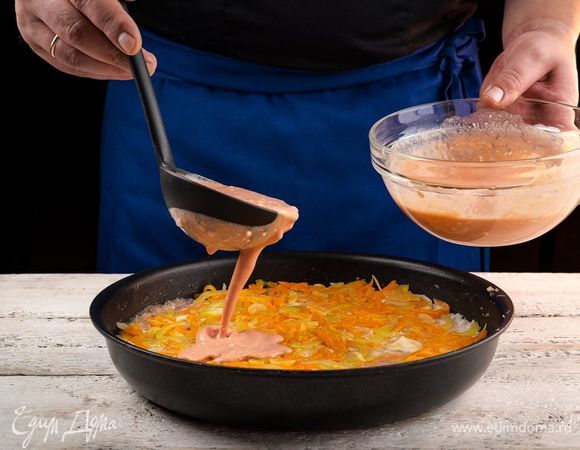 Залейте запеканку соусом и поставьте в заранее разогретую до 180°C духовку. Запекайте 50 минут.
