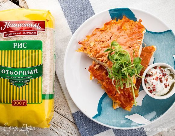 Готовую запеканку немного остудите, нарежьте на порции, подавайте на стол, украсив зеленью. Для подачи сделайте соус из сметаны и оставшейся зеленью. Приятного аппетита!