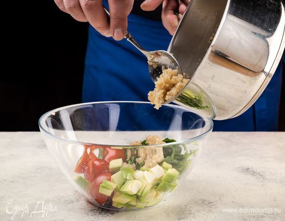 Выложите в салатник остывшую крупу и смешайте с нарезанными овощами.