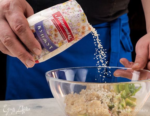 Полейте сверху салат заправкой, и посыпьте кунжутом ТМ «Националь». Все тщательно перемешайте. 