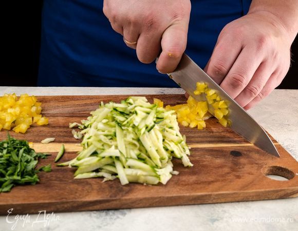 Измельчите промытый и высушенный шпинат, цукини и болгарский перец.
