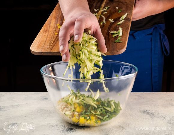 В глубокую чашу переложите булгур. С консервированного горошка слейте жидкость и вместе с нарезанными ингредиентами добавьте в чашу к булгуру.

