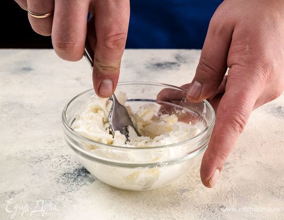 Фету разомните вилкой и также добавьте в основную массу.