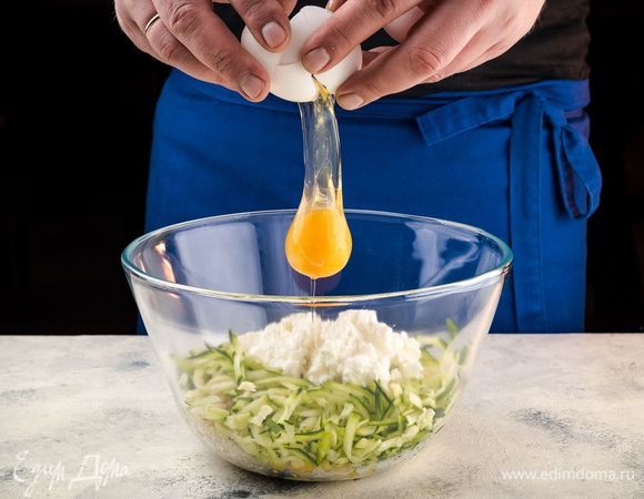 Вбейте яйцо. Посолите по вкусу и хорошо перемешайте. 
