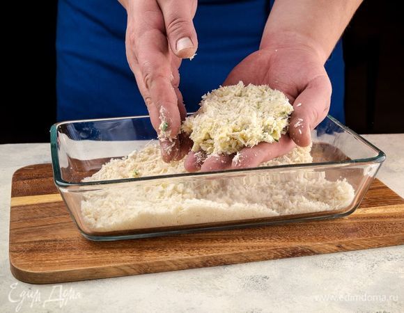 Из полученной массы сформируйте котлетки, обваляйте их в панировочных сухарях.