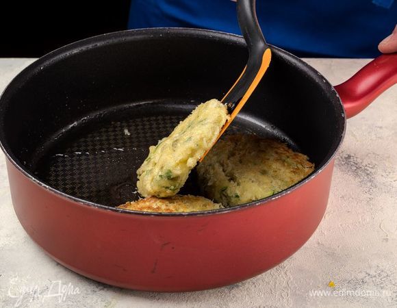 Пожарьте котлетки на оливковом масле до золотистого цвета. 