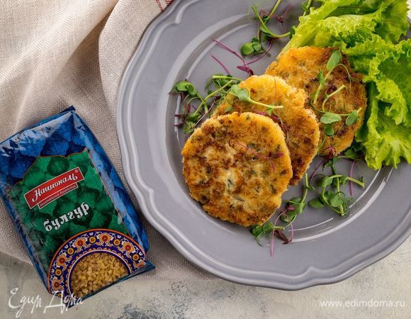 Выложите готовые котлетки на листья салата и подавайте к столу. Приятного аппетита!