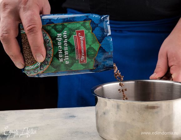 Залейте красную чечевицу ТМ «Националь» водой, и варите до мягкости чечевицы.

