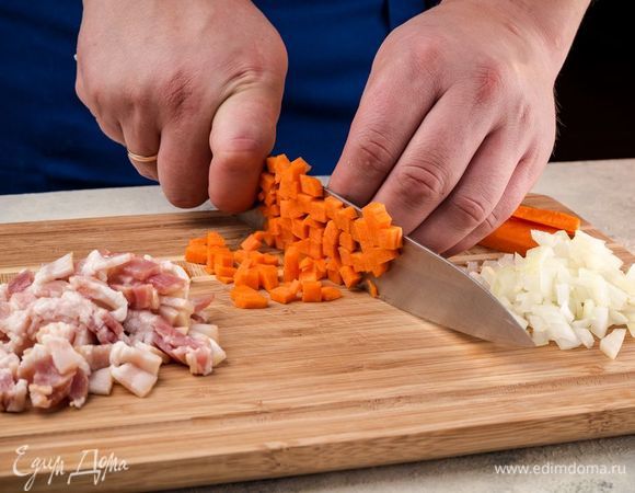 Бекон нарежьте полосками, репчатый лук и морковь нарежьте маленькими кубиками. 
