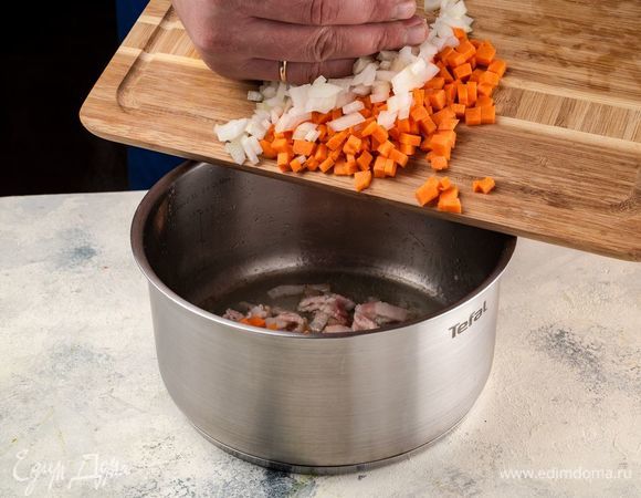 Поджарьте бекон и овощи на оливковом масле до золотистого цвета.
