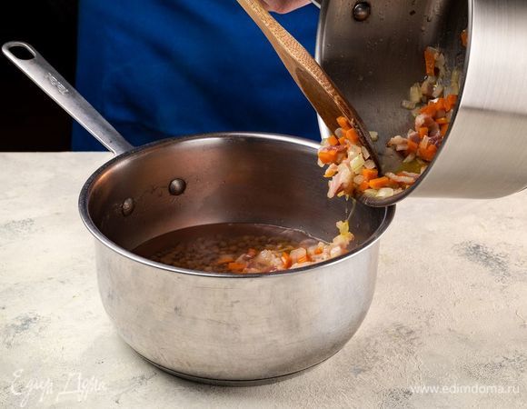 Добавьте в суп поджаренный бекон и овощи.
