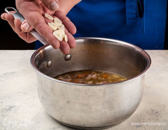 Чеснок нарежьте тонкими пластинками, положите в суп и дайте настояться в течение 10 минут.