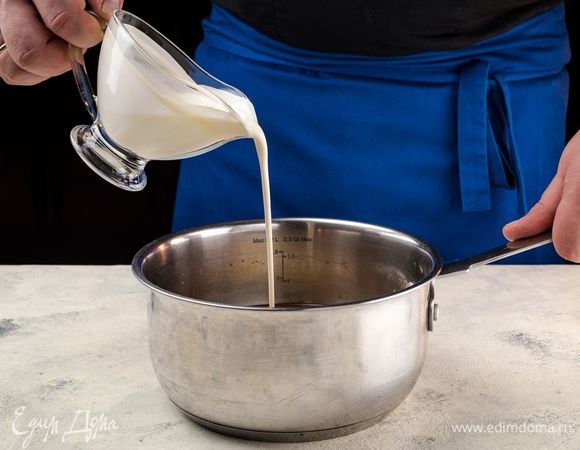 Влейте сливки. Все перемешайте и прогрейте еще 3 минуты. 