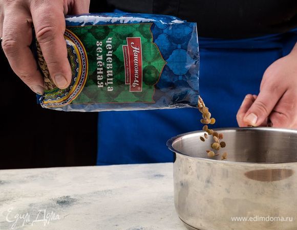 Зеленую чечевицу ТМ «Националь» промойте и варите до готовности в подсоленной воде. После воду слейте. 

