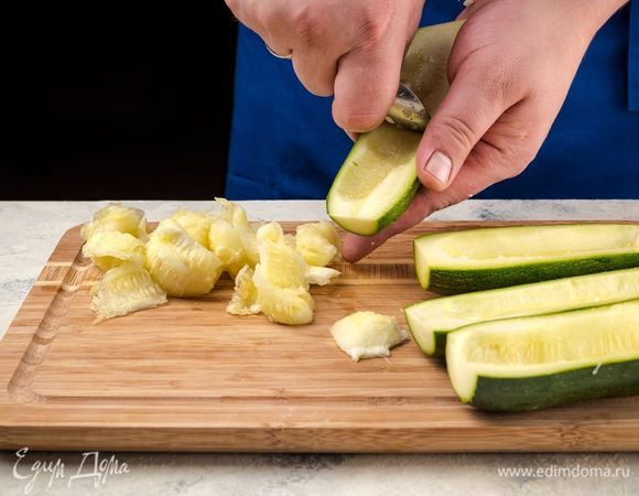 Цукини разрежьте вдоль и выньте мякоть.