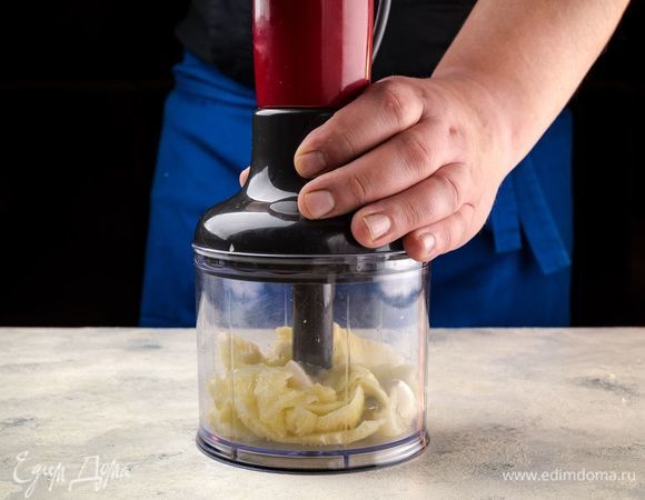 Мякоть цукини пробейте в блендере.
