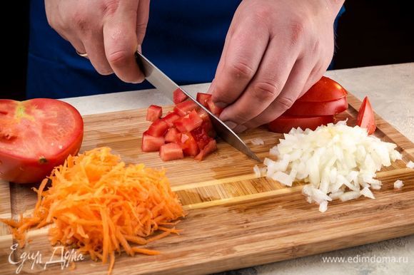 Измельчите репчатый лук, чеснок, морковь натрите на терке, помидор нарежьте маленькими кубиками.