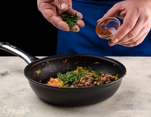 В сковороде разогрейте оливковое масло и обжарьте все измельченные овощи. Добавьте измельченную зелень и паприку по вкусу, посолите и тушите еще 4 минуты.
