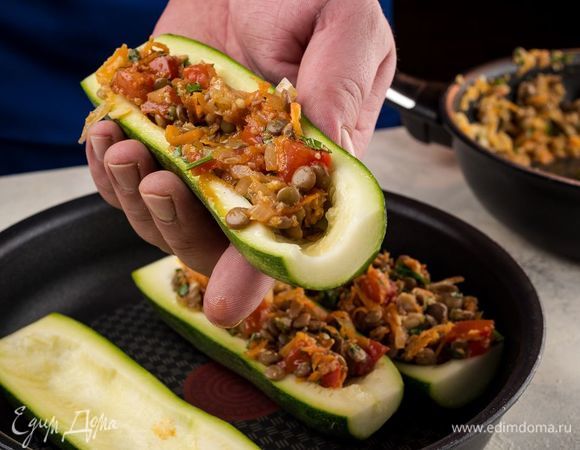 Тушеные овощи соедините с чечевицей и наполните этой смесью цукини. 
