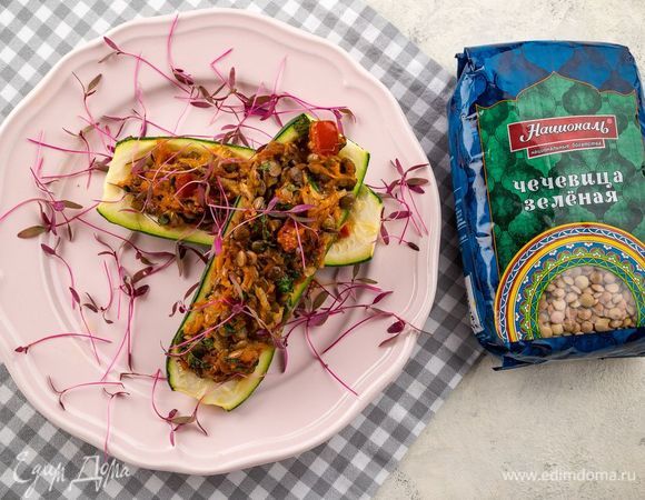 Форму для запекания смажьте оливковым маслом, выложите в нее фаршированные цукини. Запекайте овощи 15 минут при 200°С. Приятного аппетита!