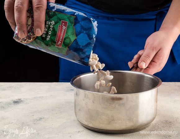 Белую фасоль ТМ «Националь» замочите на ночь в воде. Утром воду слейте, а фасоль отварите до мягкого состояния.

