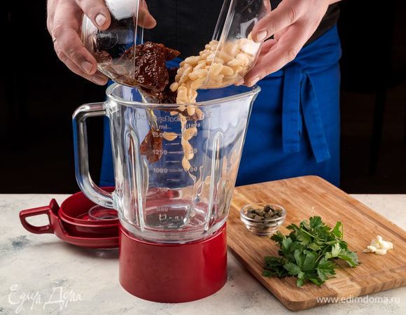 Соедините в чаше блендера: каперсы, вяленые помидоры, зелень, мелко нарезанные и обжаренные на оливковом масле лук и чеснок. Измельчите все до состояния пюре. 
