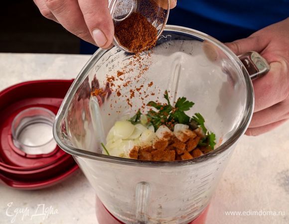 Добавьте к пюре обжаренный лук, вяленые томаты, каперсы, зелень и паприку, соль и перец по вкусу.
