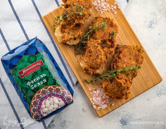 Все хорошо перемешайте и подавайте на хрустящих тостах. Приятного аппетита!