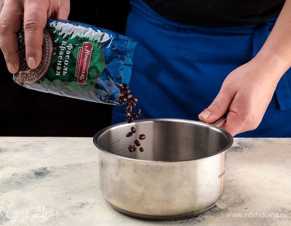 Красную фасоль ТМ «Националь» замочите на ночь в воде. Утром слейте воду, добавьте свежую воду и отварите фасоль до полной готовности.