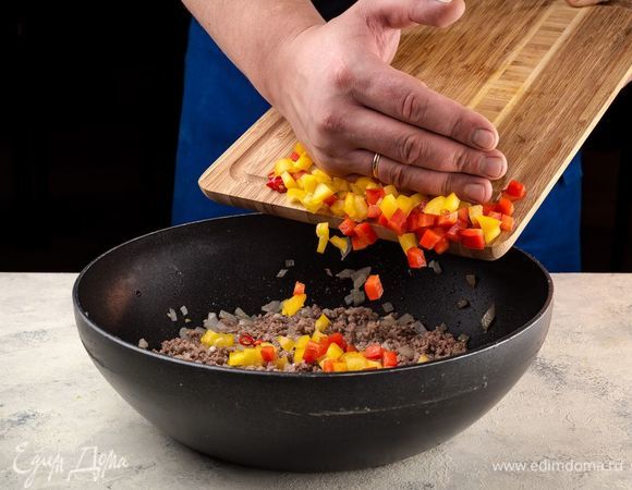 Добавьте болгарский перец, перемешайте.