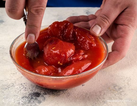 Помидоры разомните вилкой и добавьте в сотейник. 